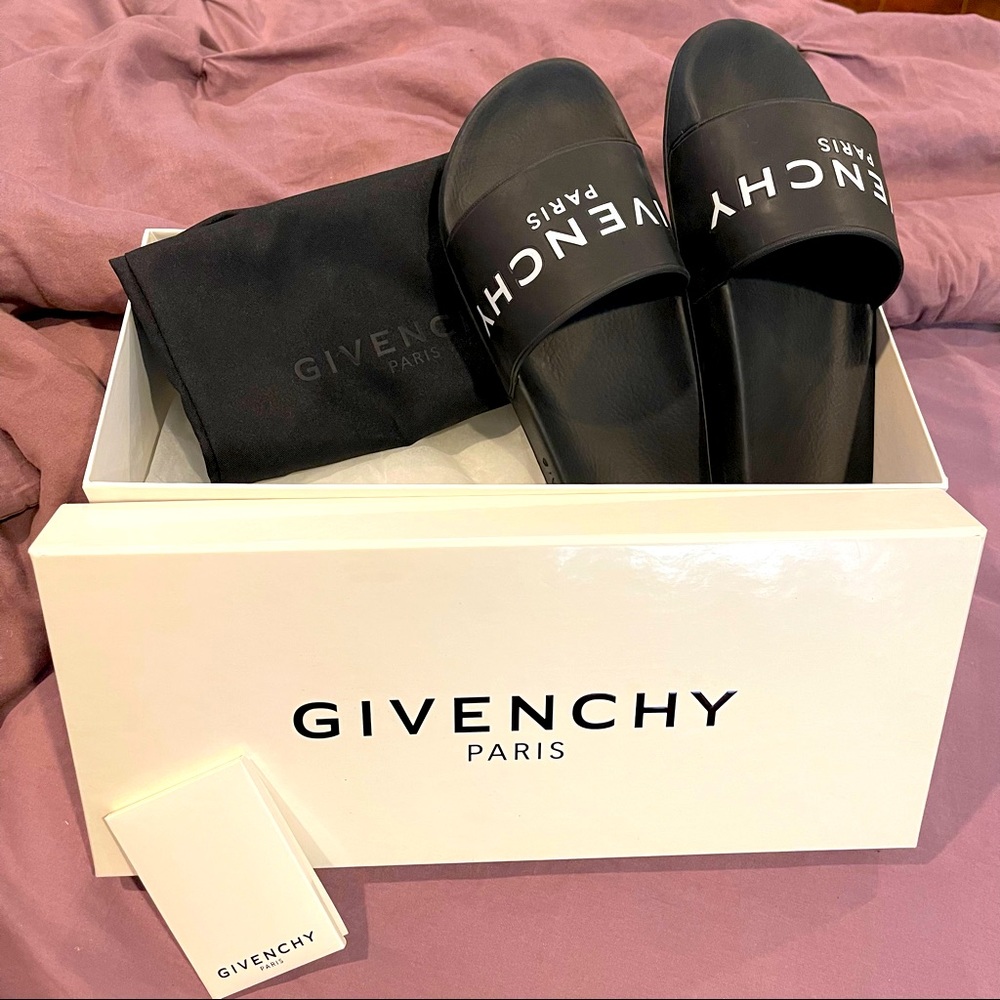 GIVENCHY PARIS FLAT SANDALS